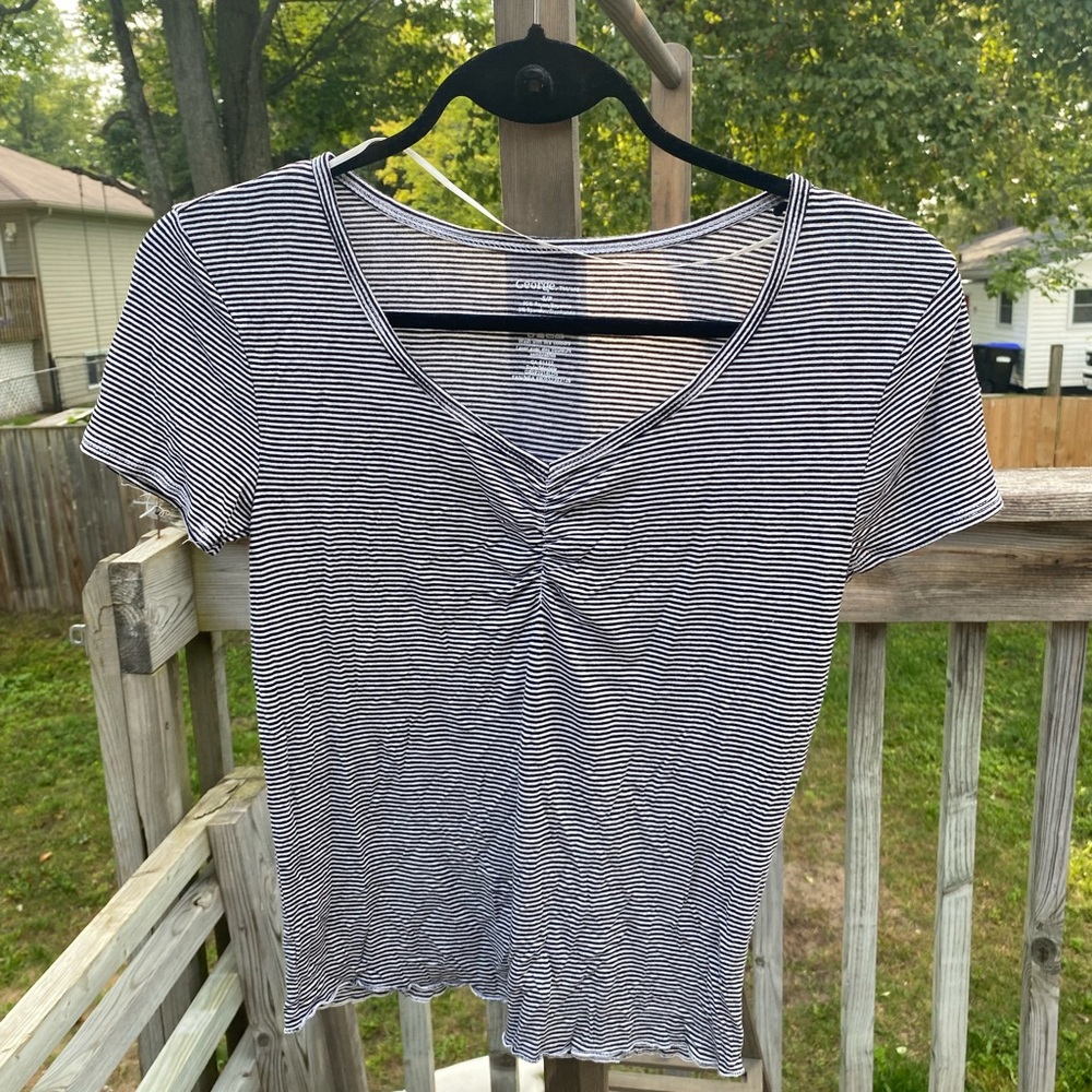 Striped v-neck with scrunch tee